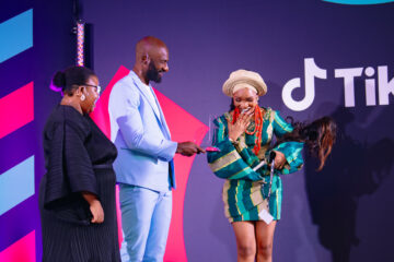 03 - Dennis Ombachi (TikTok Top Creator overall winner 2022) handing award to _iremide (Nigeria) Lifestyle and Education Creator of the Year in Sub-Saharan Africa