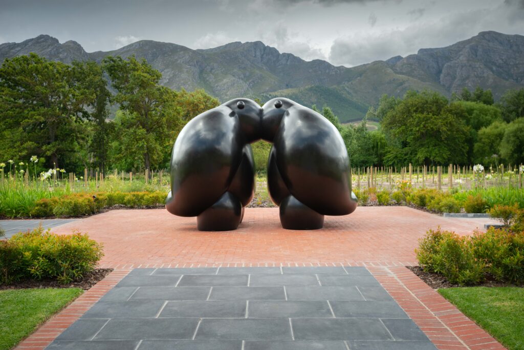 Brett murray, the fundamentalists at everard read franschhoek on leeu estates , 2019, bronze, 250 x 250 x 450 cm photo by michael hall courtesy of everard read