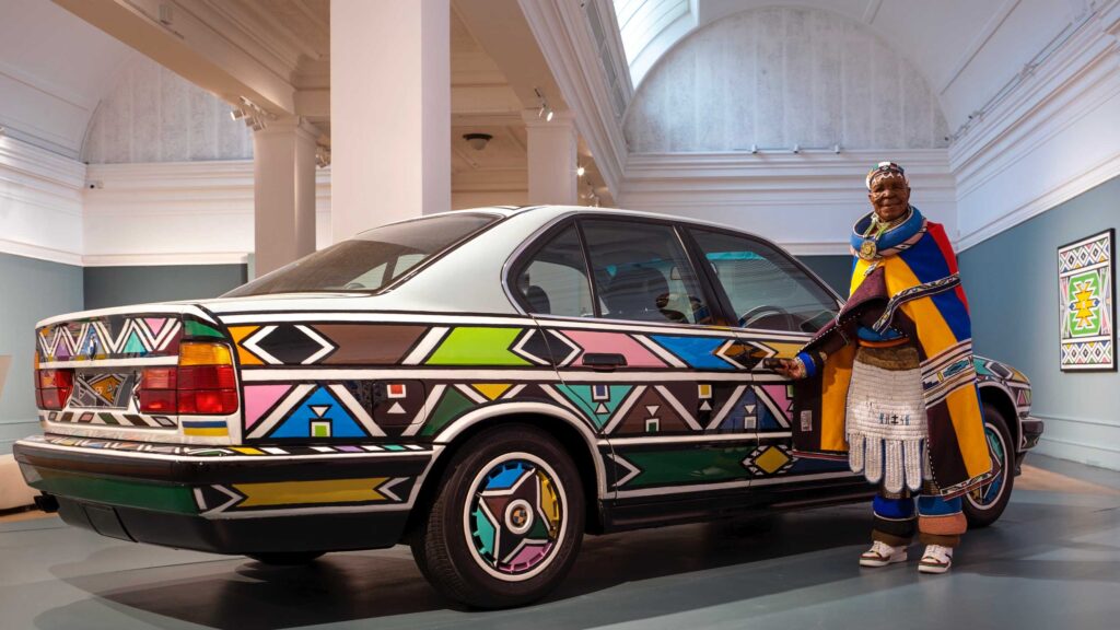 P90537951 then i knew i was good at painting esther mahlangu a retrospective kuenstlerin esther mahlangu vor 2666px