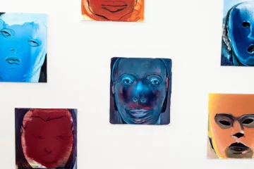 Het werk liaisons van marlene dumas in het louvre